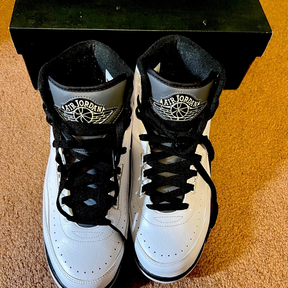 Jordan’s Retro 2s (White & Black) wing it